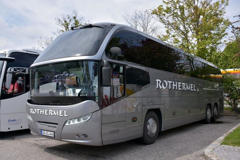 Silberner Reisebus von Rothermel Reisen mit Schriftzug