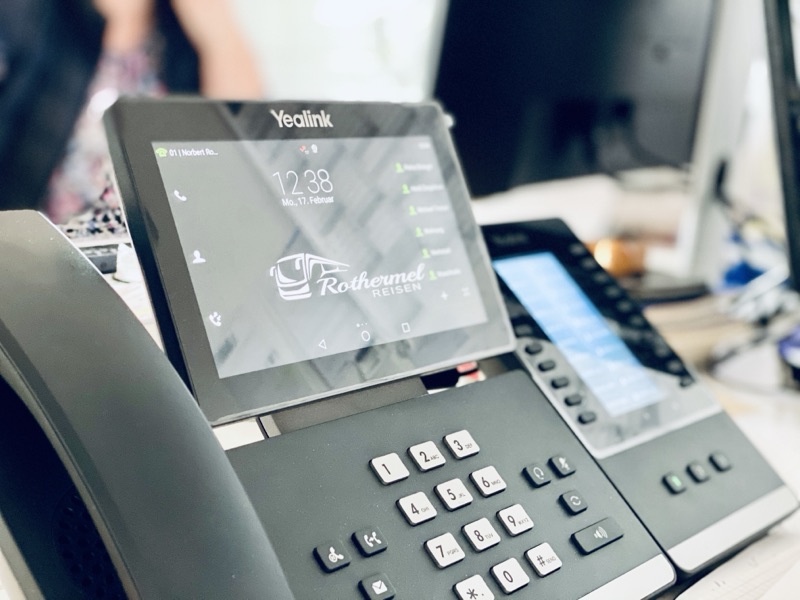 Telefon mit Rothermel-Logo auf dem Display