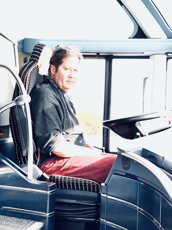 Fahrer von Rothermel Reisen am Steuer eines Reisebusses