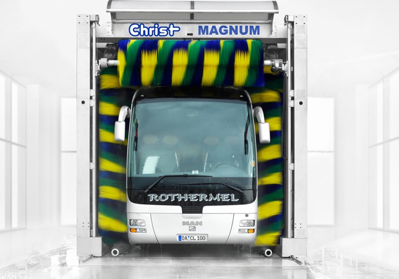 Rothermel-Reisebus in der Waschanlage