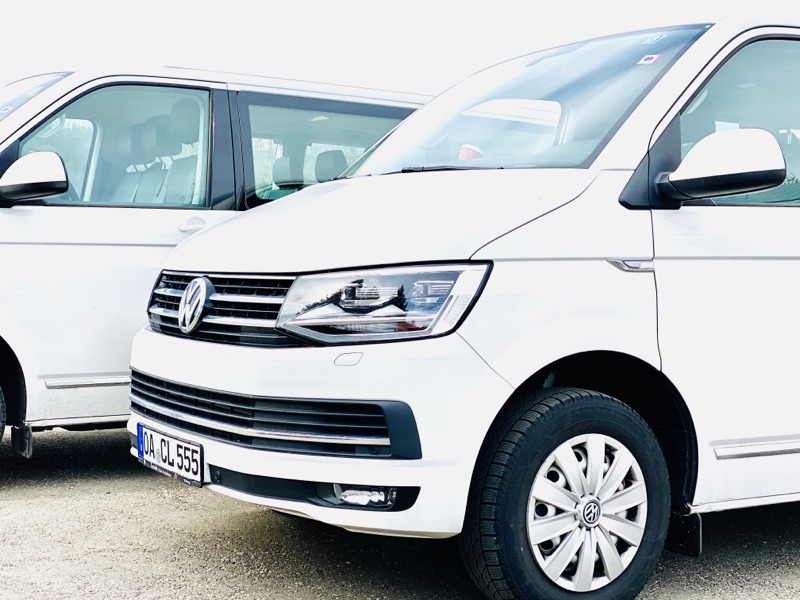 Weißer VW-Bus von Rothermel Reisen